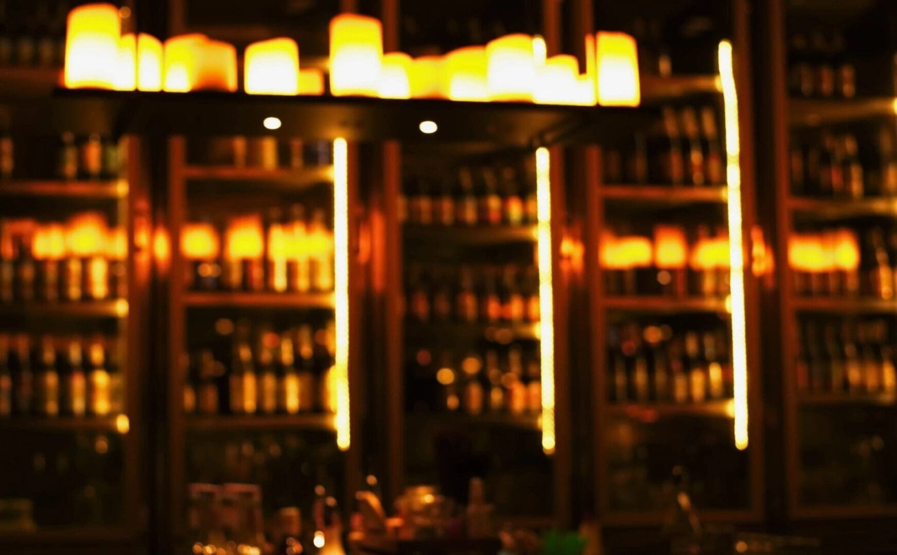 A blurry picture of some bottles and glasses