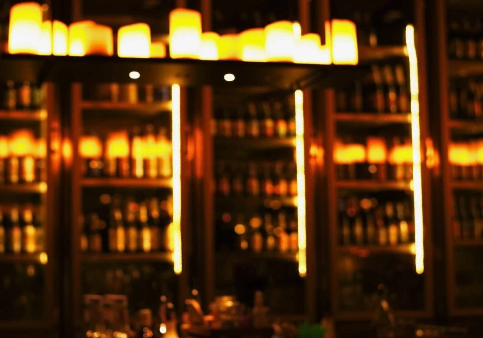 A blurry picture of some bottles and glasses