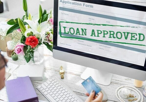 A person applying for an online loan